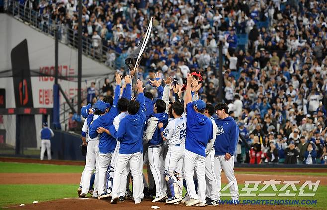 14일 대구 라이온즈파크에서 열린 삼성과 SSG의 준PO 4차전. SSG를 잡고 플레이오프에 진출한 삼성 선수들이 기뻐하고 있다. 대구=박재만 기자 pjm@sportschosun.com/2025.10.14/