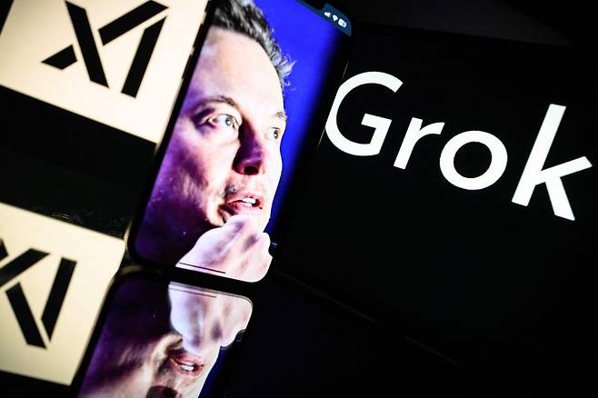 xAI가 개발한 생성형 AI 챗봇 ‘그록(Grok)’의 로고가 여러 화면에 표시된 모습을 보여준다./연합뉴스