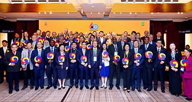 14일 서울 중구 웨스틴조선호텔에서 열린 세계대학총장협의회(IAUP) 창립 60주년 기념 행사에서 이은주 서울사이버대 총장(앞줄 오른쪽에서 8번째), 양오봉 한국대학교육협의회장(앞줄 오른쪽에서 9번째)과 세계 각국 대학 총장들이 기념촬영을 하고 있다. 서울사이버대 제공