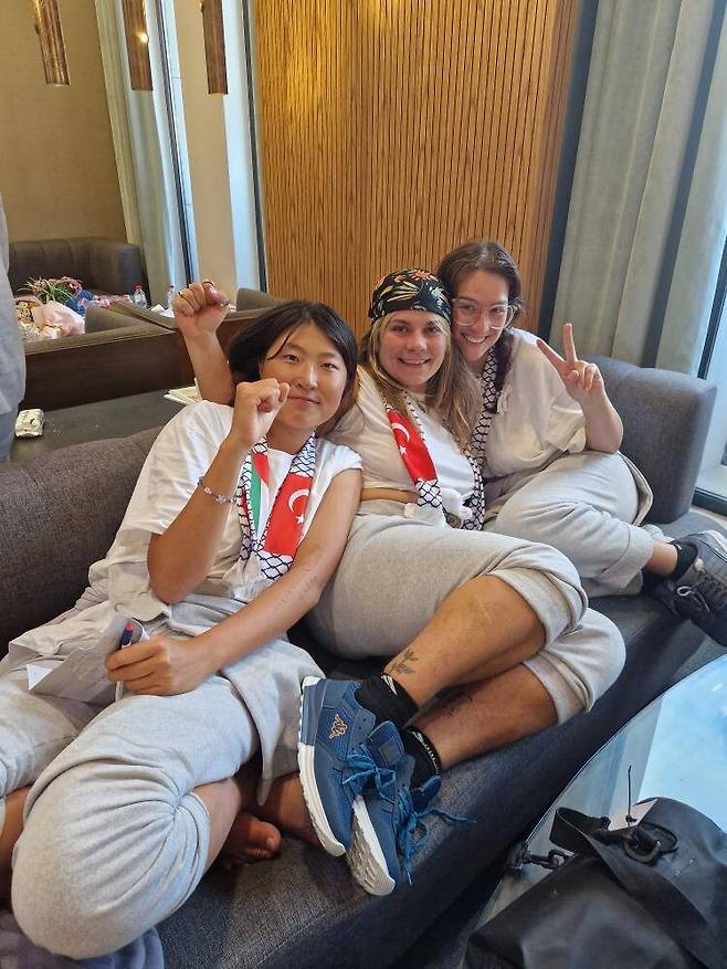 해초 활동가가 석방된 뒤인 2025년 10월11일(현지시각) 튀르키예의 공항 라운지에서 동료 활동가들과 함께 편안히 쉬고 있다. 해초 제공