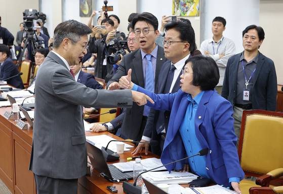 14일 서울 여의도 국회 과학기술정보방송통신위원회에서 열린 2025년도 국정감사에서 김우영 더불어민주당 김우영 의원의 질의 중 박정훈 국민의힘 의원의 문자메시지 공개와 관련해 여야 의원들이 설전을 벌이고 있다. 연합뉴스