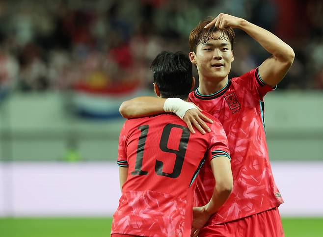 14일 서울월드컵경기장에서 열린 한국과 파라과이 축구 대표팀의 평가전. 오현규가 어시스트를 해준 이강인을 손가락으로 가리키며 공을 돌렸다. [연합뉴스[