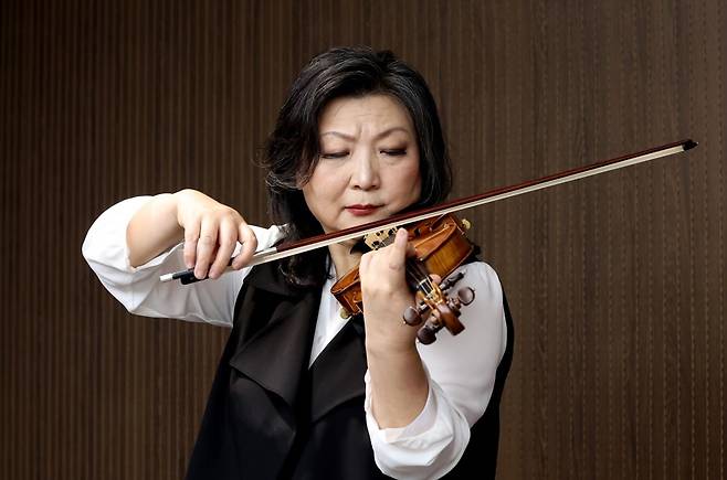 이미경 전 뮌헨 국립음대 학장은 최근 한국경제신문과의 인터뷰에서 “뮌헨 국립음대에서 가장 중요하게 가르치는 건 ‘자기만의 소리와 생각’을 키우는 것”이라며 “예술에서 개성이 없다는 건 아무것도 없다는 말과 다름없기 때문”이라고 말했다. 문경덕 기자