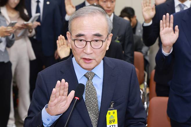김영섭 KT 대표이사가 14일 서울 여의도 국회에서 열린 공정거래위원회, 개인정보보호위원회 등에 대한 정무위원회 국정감사에 증인으로 출석해 선서하고 있다. 연합뉴스