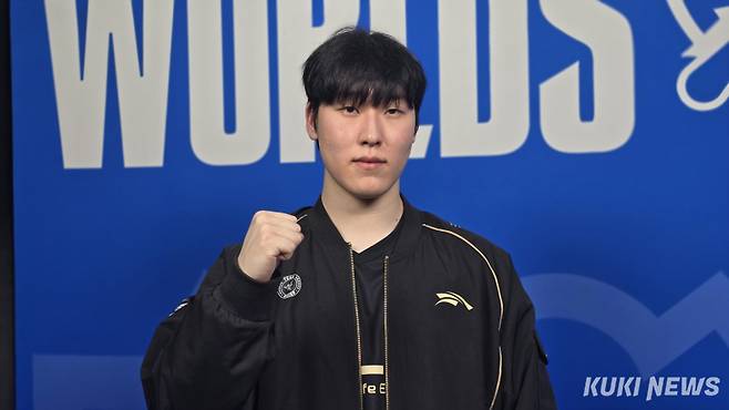 ‘제카’ 김건우가 15일 오후 7시 중국 베이징 스마트 e스포츠 센터에서 열린 ‘2025 월드 챔피언십(롤드컵)’ 스위스 스테이지 1라운드 AL전 이후 쿠키뉴스와 인터뷰하고 있다. 김영건 기자