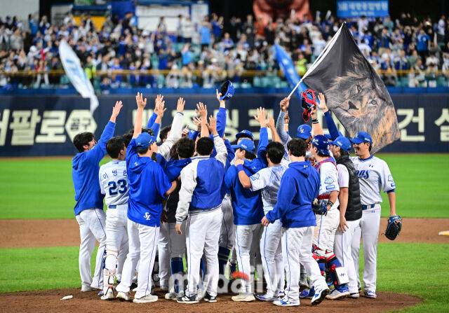 2025년 10월 14일 오후 대구 삼성라이온즈파크에서 열린 '2025 신한 SOL Bank KBO 포스트시즌' SSG 랜더스와 삼성 라이온즈의 준플레이오프 4차전 경기. 삼성이 5-2으로 승리하며 플레이오프 진출을 확정 짓고 기뻐하고 있다./대구=유진형 기자