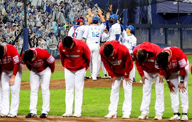 SSG 선수들이 13일 대구삼성라이온즈파크에서 열린 삼성과 준플레이오프 3차전에서 3-5로 패한 뒤 팬들을 향해 인사를 하고 있다. SSG는 14일 4차전에서도 2-5로 져 시리즈 전적 최종 1승3패로 가을야구 무대에서 퇴장했다. 대구|뉴시스