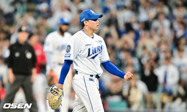 삼성 배찬승이 14일 열린 2025 KBO 준플레이오프 4차전에서 8회초 한유섬을 삼진 처리한 후 기뻐하고 있다.