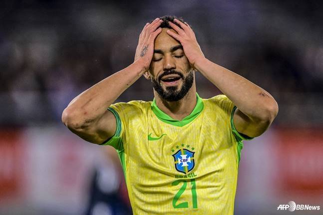 마테우스 쿠냐(맨체스터 유나이티드)가 14일 도쿄 아지노모토 스타디움에서 열린 일본과 브라질의 친선경기 중 머리를 감싸쥐고 있다. /AFPBBNews=뉴스1