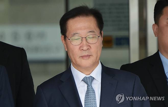 '내란 방조ㆍ가담 혐의' 박성재 전 장관 구속심사 종료 (서울=연합뉴스) 김인철 기자 = 윤석열 전 대통령의 12·3 비상계엄 선포를 방조·가담한 혐의를 받는 박성재 전 법무부 장관이 14일 구속 전 피의자 심문(영장실질심사)을 마치고 서울 서초구 서울중앙지방법원을 나서고 있다. 2025.10.14 yatoya@yna.co.kr