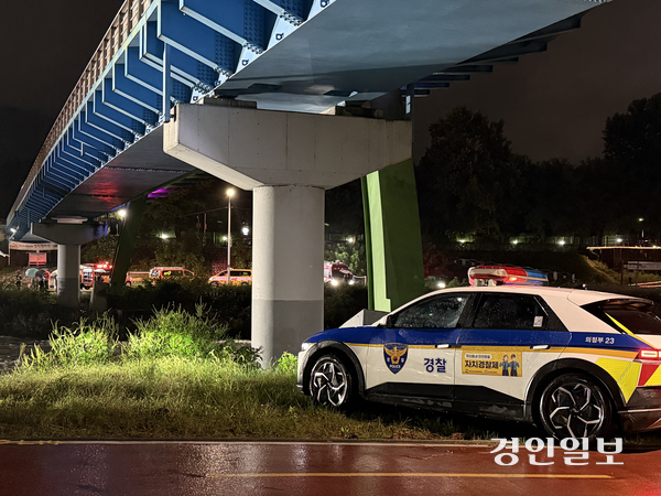 13일 오후 중학생 1명이 물에 빠져 실종된 중랑천 인근에서 소방과 경찰이 수색작업을 진행하고 있다. 2025.10.13 /조수현기자 joeloach@kyeongin.com