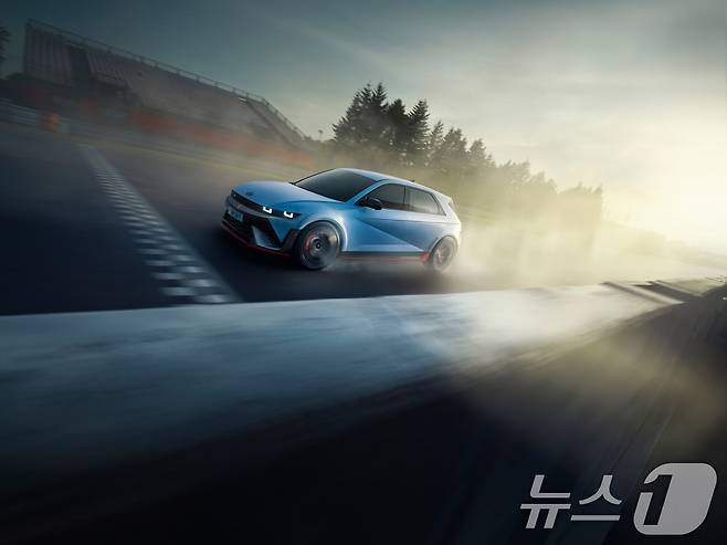 현대자동차가 첨단 전동화 기술을 집약한 고성능 전기차 '아이오닉 5 N'의 신규 트림인 에센셜을 22일 출시했다고 밝혔다. 사진은 현대차 아이오닉 5 N 모습. (현대자동차 제공. 재판매 및 DB 금지) 2025.9.22/뉴스1