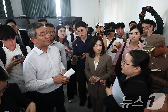 김진아 외교부 2차관과 박성주 경찰청 국가수사본부장이 16일(현지시간) 캄보디아 온라인스캠범죄단지로 알려진 태자단지를 방문해 현장 점검을 하고 있다. 2025.10.16/뉴스1 ⓒ News1 김도우 기자