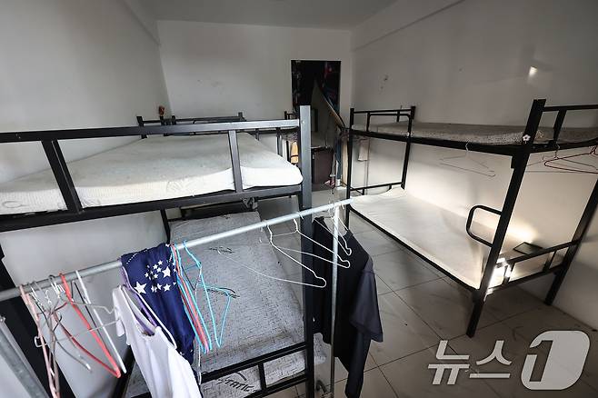 최근 캄보디아에서 한국인 대상 취업사기 및 감금 사건 등 각종 범죄에 연루된 사례가 수면 위로 드러나고 있다. 사진은 16일(현지시간) 캄보디아 프놈펜 인근 온라인스캠범죄단지인 태자단지 내부. 2025.10.16/뉴스1 ⓒ News1 김도우 기자