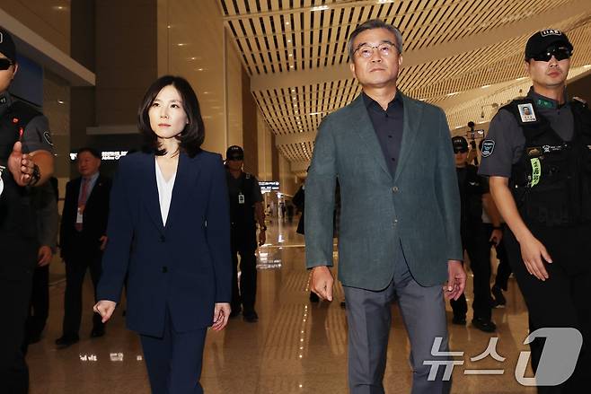 김진아 단장(외교부 2차관)과 박성주 경찰청 국가수사본부장을 비롯한 캄보디아 사태 정부합동대응팀이 15일 오후 인천국제공항 제2터미널을 통해 출국하고 있다. 2025.10.15/뉴스1 ⓒ News1 오대일 기자