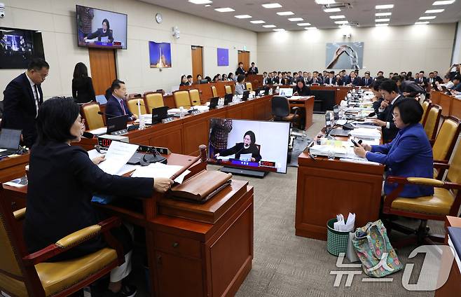 최민희 위원장이 16일 서울 여의도 국회 과학기술정보방송통신위원회에서 열린 원자력안전위원회 등에 대한 국정감사에서 증인들에게 국감 지연에 대해 사과하고 있다. 2025.10.16/뉴스1 ⓒ News1 신웅수 기자