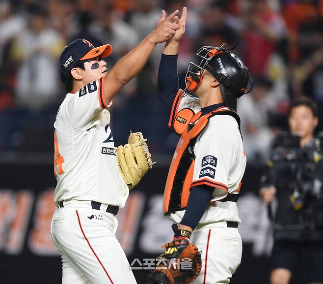 한화 김서현이 29일 대전 한화생명볼파크에서 열린 2025 KBO리그 LG와 경기 승리 후 포수 이재원과 세리머니를 하고 있다. 대전 | 최승섭기자 thunder@sportsseoul.com