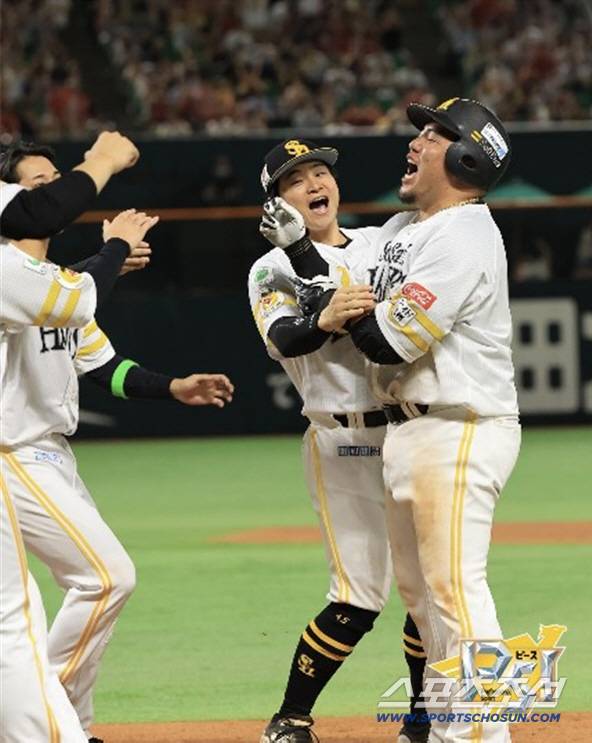 소프트뱅크의 야마카와가 15일 니혼햄과 파이널 스테이지 1차전 연장 10회 끝내기 안타를 터트리고 환호하는 모습. 사진캡처=소프트뱅크 호크스 SNS