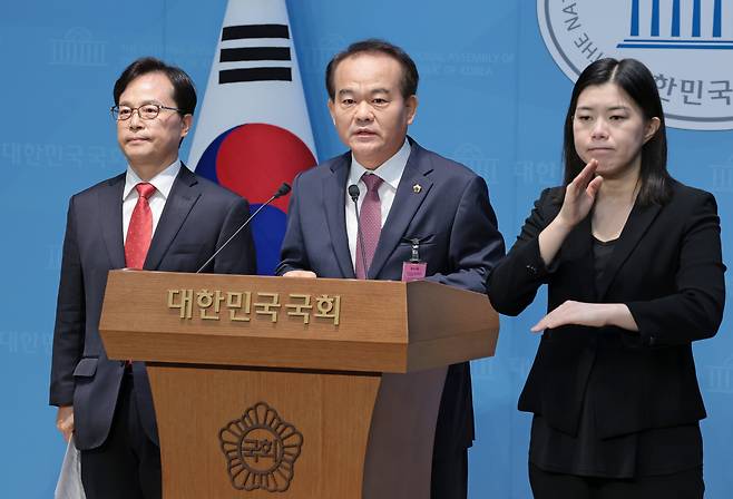 경기도 성남시의회 이덕수 시의원이 16일 서울 여의도 국회 소통관에서 김현지 대통령실 제1부속실장과 관련 기자회견을 하고 있다. 2025.10.16 /남강호 기자