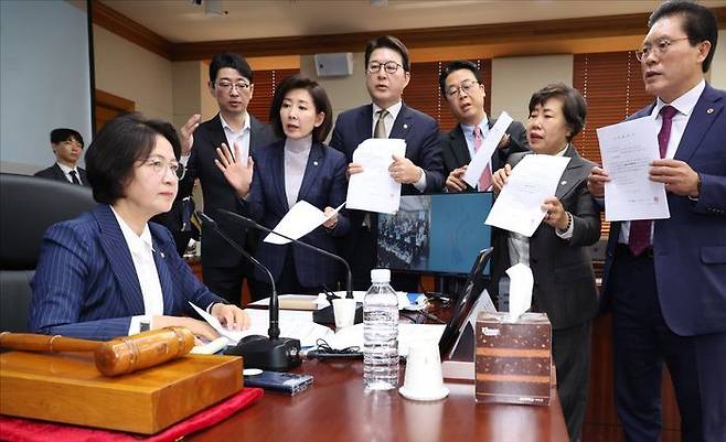 국회 법제사법위원회 국민의힘 의원들이 15일 오전 서울 서초구 대법원에서 열린 전체회의에서 '이재명 대통령의 공직선거법위반 사건에 대한 대법원 전원합의체 관련 서류 제출 요구의 건' 처리에 재판 개입이라 주장하며 항의하고 있다. ⓒ국회사진기자단