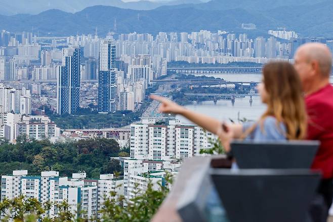 서울 아파트값이 4주 연속 상승폭을 키우며 비규제지역 중심으로 과열 현상이 뚜렷해지고 있는 12일 서울 남산에서 외국인 관광객들이 도심 전경을 감상하고 있다. 2025.10.12 뉴스1