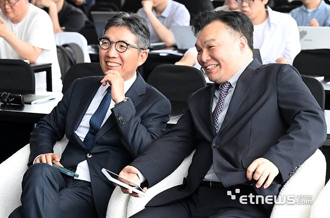 뉴 무라바 서울 포럼이 지난 6월30일 서울 서초구 세빛섬에서 열렸다. 김유원 네이버클라우드 대표(왼쪽)와 석상옥 네이버랩스 대표가 참석하고 있다. 이동근기자 foto@etnews.com