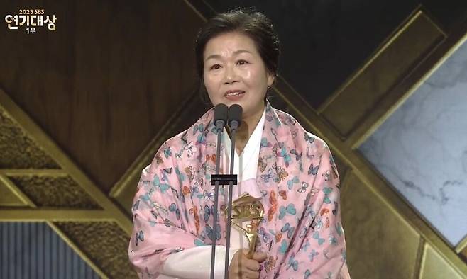 교사 정년 퇴직 후 배우로 데뷔해 지난 2023년 에스비에스(SBS) 연기대상에서 신스틸러상을 수상한 배우 변중희. 에스비에스 화면 갈무리