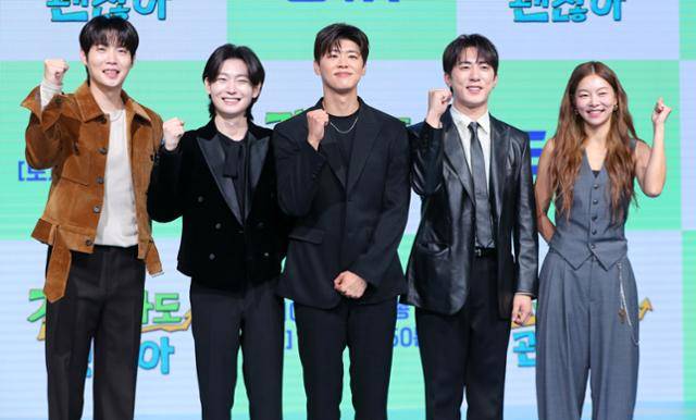 가수 손태진(왼쪽부터), 김용빈, 박지현, 김원훈, 송해나가 16일 오전 서울 마포구 쇼킹케이팝센터에서 열린 ENA 예능 프로그램 '길치라도 괜찮아' 제작발표회에서 포즈를 취하고 있다. 뉴시스