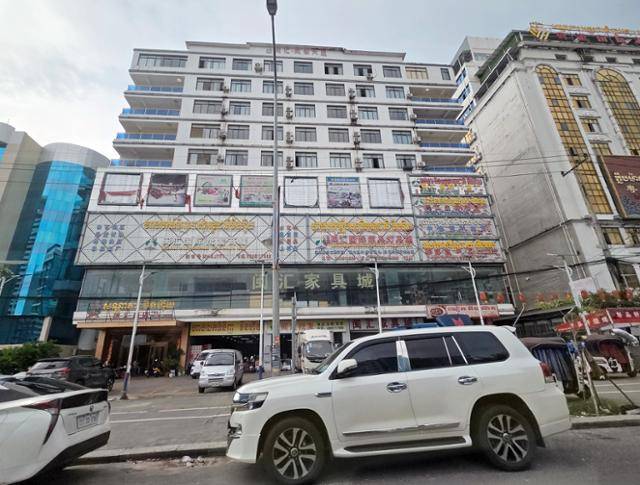 14일 오후 캄보디아 시아누크빌 상가 건물에 현지어와 함께 중국어 간판이 붙어 있다. 시아누크빌=연합뉴스