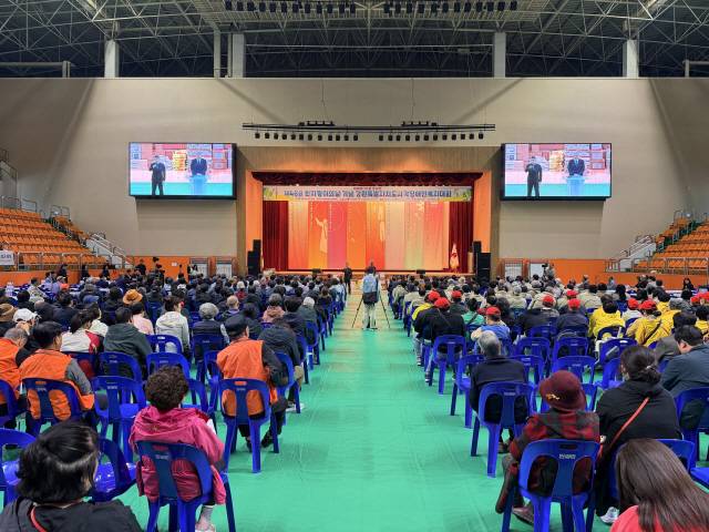 ▲ 강원도시각장애인연합회가 주최한 ‘제46회 흰지팡이의 날 기념 강원도시각장애인복지대회’가 15일 정선종합경기장 실내체육관에서 열렸다.