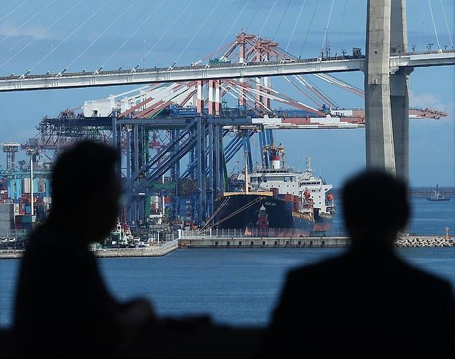 창문 밖으로 보이는 부산항 모습./연합뉴스