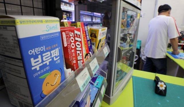 서울의 한 편의점에 상비약이 진열돼 있다. 뉴시스