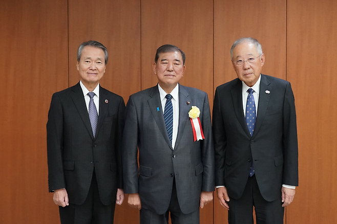 쓰쓰이 요시노부 게이단렌 회장, 이시바 시게루 일본 총리, 류진 한경협 회장(왼쪽부터)이 16일 도쿄 게이단렌 회관에서 열린 ‘한일 국교정상화 60주년 기념 리셉션’에 참석해 기념촬영을 하고 있다. 한경협