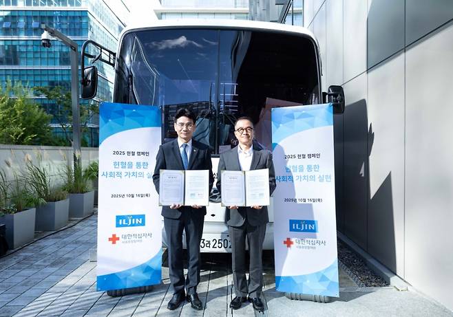 황수 일진전기 사장(오른쪽)과 이재용 대한적십자사 서울중앙혈액원 원장이 16일 협약식 이후 헌혈 버스 앞에서 기념촬영을 하고 있다./사진제공=일진전기