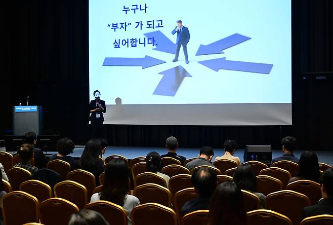 김혜리 우리은행 WM영업전략부 세무컨설팅팀 차장(세무전문가)가 16일 서울 강남구 코엑스 그랜드볼룸에서 열린 ‘헤럴드머니페스타 2025’ 에서 ‘30세 자녀에게 6억 마련하는 부의 설계’의 주제로 강연을 하고 있다. 이상섭 기자