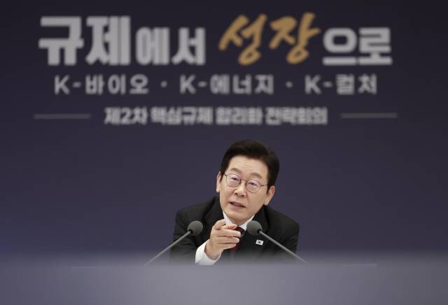 ▲이재명 대통령이 16일 용산 대통령실에서 열린 제2차 핵심규제 합리화 전략회의에서 탈탄소 녹색 문명 대전환을 주제로 토론을 주재하고 있다. ⓒ연합뉴스