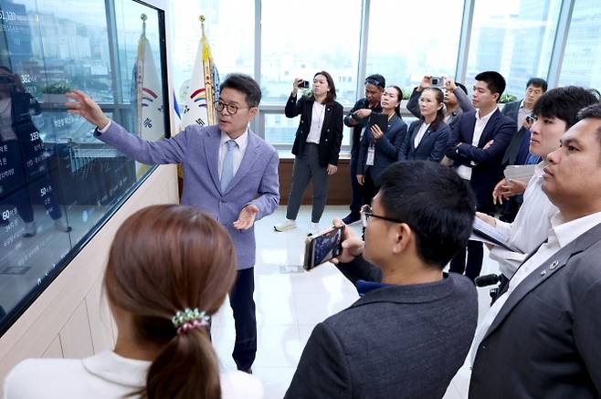 정원오 서울 성동구청장이 성동구를 방문한 태국 지방정부 관계자들에게 스마트 정책 소통 시스템을 설명하고 있는 모습. 성동구 제공