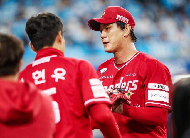 김광현(오른쪽)이 투구를 마치고 더그아웃으로 들어가고 있다. /사진=SSG 랜더스 제공