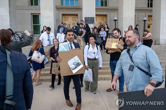 미국 국방부 기자실 비우는 기자들 (워싱턴 AP=연합뉴스) 미국 국방부 출입기자들이 15일(현지시간) 국방부의 보도 통제에 반발해 출입증을 반납하고 국방부 기자실에서 짐을 챙겨 나오고 있다. 2025.10.15