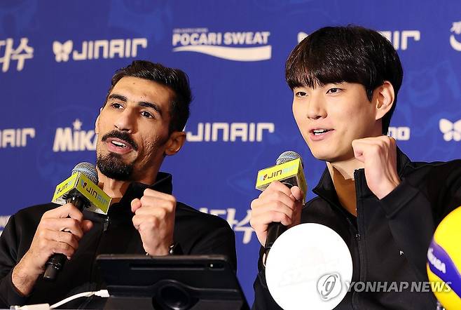 구호 외치는 KB손해보험 임성진과 야쿱 (서울=연합뉴스) 이동해 기자 = KB손해보험 임성진과 모하메드 야쿱이 15일 서울 청담동 리베라호텔에서 열린 진에어 2025-2026 V리그 남자부 개막 미디어데이에서 구호를 외치고 있다. 2025.10.15 eastsea@yna.co.kr