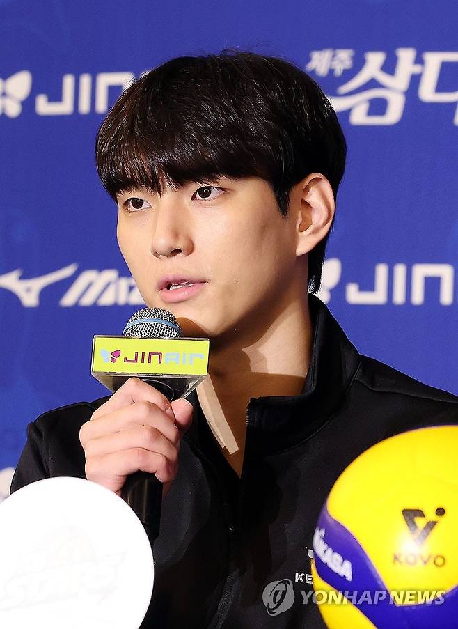 인사말 하는 KB손해보험 임성진 (서울=연합뉴스) 이동해 기자 = KB손해보험 임성진이 15일 서울 청담동 리베라호텔에서 열린 진에어 2025-2026 V리그 남자부 개막 미디어데이에서 인사말을 하고 있다. 2025.10.15 eastsea@yna.co.kr