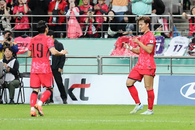 14일 서울 마포구 서울월드컵경기장에서 열린 한국과 파라과이 축구 대표팀의 친선경기. 오현규가 추가골을 넣은 뒤 이강인과 기뻐하고 있다. 사진=연합뉴스