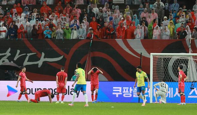10일 서울 마포구 서울월드컵경기장에서 열린 한국과 브라질 축구 대표팀의 친선경기. 한국 선수들이 실점한 뒤 아쉬워하고 있다. 사진=연합뉴스
