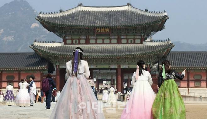경복궁에서 여행을 즐기고 있는 MZ 여행객들 (사진=연합뉴스)
