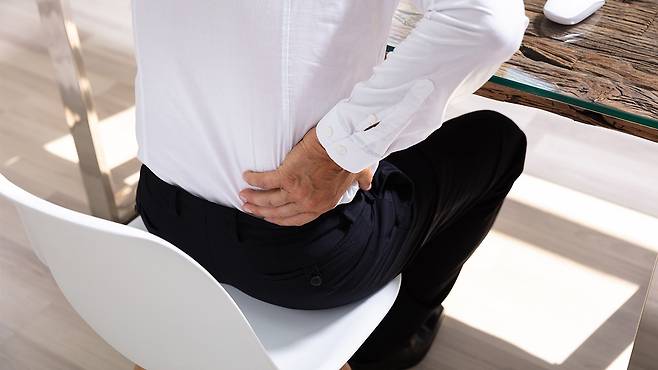 신경통은 잘못된 자세, 반복적인 동작, 염증 등으로 인해 발생할 수 있다|출처: 클립아트코리아