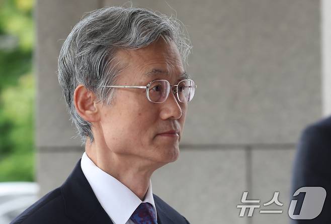 조희대 대법원장이 17일 오전 서울 서초구 대법원 청사로 출근을 하고 있다. 2025.10.17/뉴스1 ⓒ News1 김명섭 기자