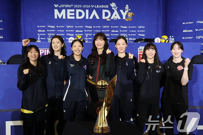 16일 오후 서울 강남구 청담동 리베라호텔에서 열린 프로배구 진에어 2025-2026 V리그 여자부 미디어데이에서 7개 구단 선수들이 기념촬영을 하고 있다. 왼쪽부터 현대건설 김다인, 흥국생명 이다현, IBK기업은행 육서영, 정관장 정호영, 한국도로공사 김세빈, GS칼텍스 유서연, 페퍼저축은행 고예림. 2025.10.16/뉴스1 ⓒ News1 이광호 기자