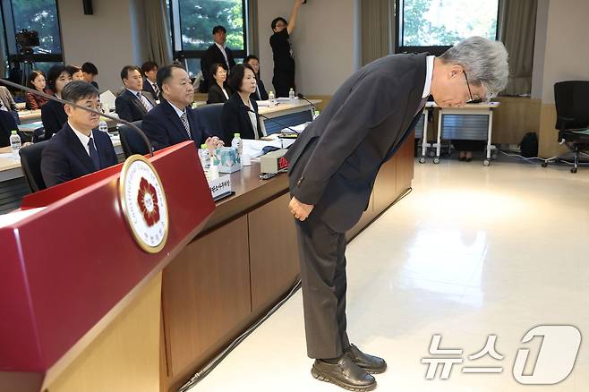 김상환 헌법재판소장이 17일 오전 서울 종로구 헌법재판소에서 열린 국회 법제사법위원회의 헌법재판소, 헌법재판연구원에 대한 국정감사에서 인사하고 있다. 2025.10.17/뉴스1 ⓒ News1 이광호 기자