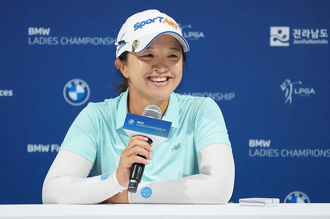 김세영이 17일 열린 BMW 레이디스 챔피언십 2025 2라운드를 마친 후 인터뷰를 하고 있다. 사진 | 대회조직위
