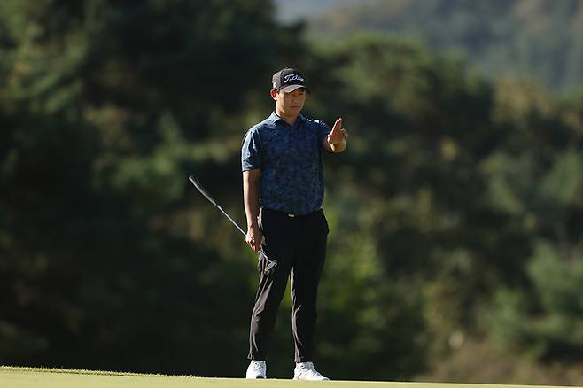 이상희가 17일 서원밸리에서 열린 KPGA투어 더채리티클래식 2라운드에서 그린을 읽고 있다. 사진 | KPGA